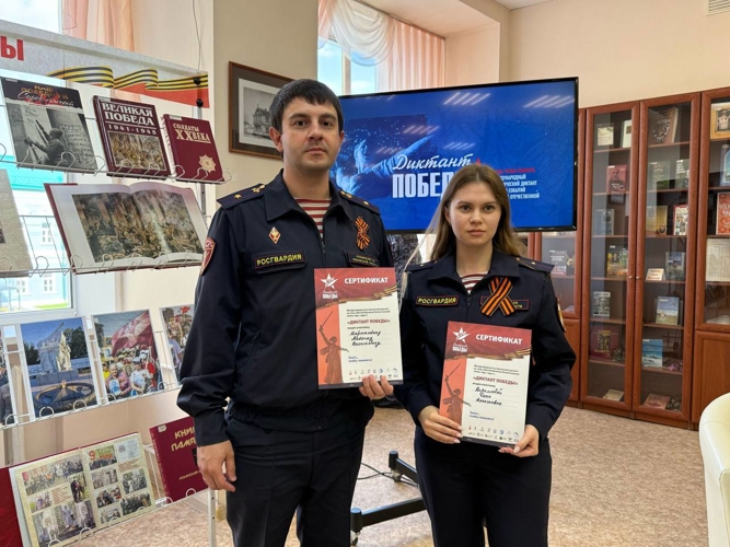 В Рязани росгвардейцы и подшефные школьники написали Диктант Победы