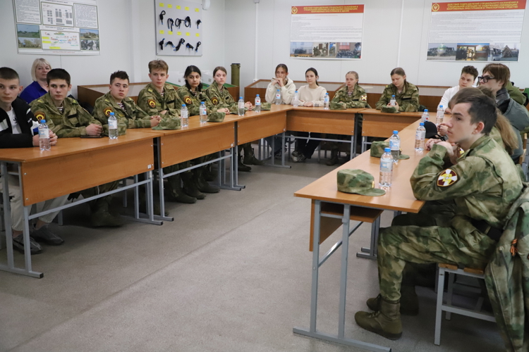 В преддверии Дня Победы подшефные школьники из Сасова побывали на экскурсии в учебном центре Росгвардии