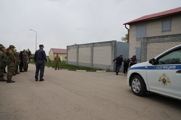 В преддверии Дня Победы подшефные школьники из Сасова побывали на экскурсии в учебном центре Росгвардии