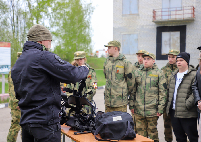 В преддверии Дня Победы подшефные школьники из Сасова побывали на экскурсии в учебном центре Росгвардии