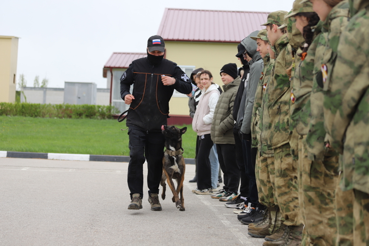В преддверии Дня Победы подшефные школьники из Сасова побывали на экскурсии в учебном центре Росгвардии