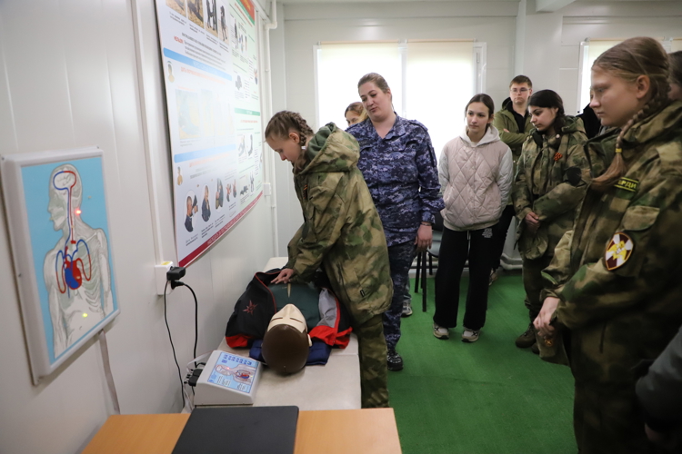 В преддверии Дня Победы подшефные школьники из Сасова побывали на экскурсии в учебном центре Росгвардии
