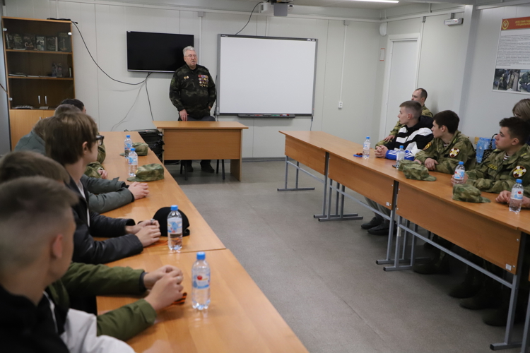 В преддверии Дня Победы подшефные школьники из Сасова побывали на экскурсии в учебном центре Росгвардии