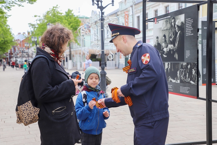 В преддверии 80-летия Победы в Великой Отечественной войне сотрудники Росгвардии вручили рязанцам георгиевские ленточки