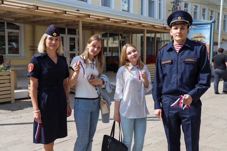 В преддверии Дня России сотрудники Росгвардии вручили рязанцам ленты с символикой триколора   