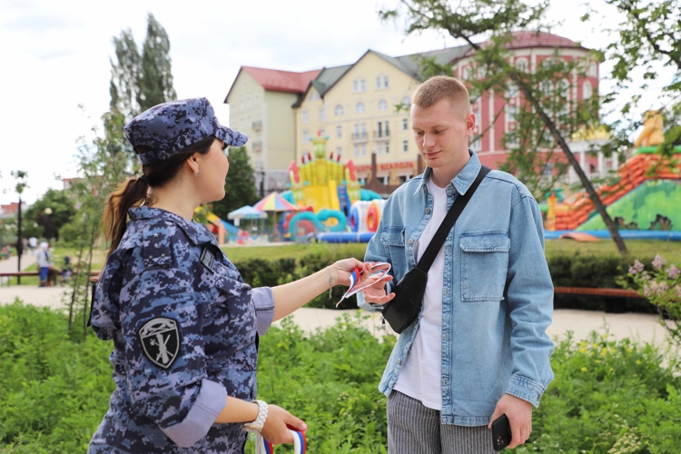 В День Государственного флага Российской Федерации сотрудники Росгвардии вручили рязанцам ленты с символикой триколора   