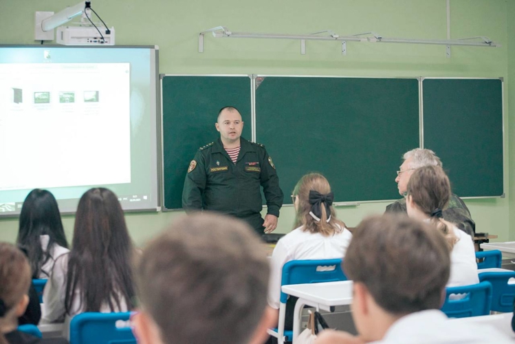Сотрудники и ветераны Росгвардии провели «Урок мужества» для кораблинских школьников