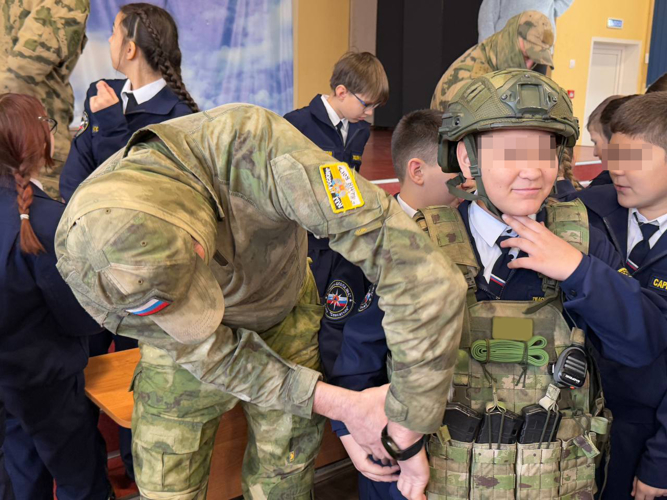 В преддверии Дня ветеранов войск правопорядка сотрудники и ветераны Росгвардии организовали уроки мужества для рязанских школьников