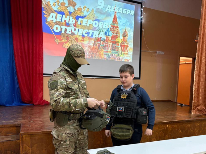 В День Героев Отечества представители Росгвардии приняли участие в церемонии посвящения школьников в ряды «Юнармии»