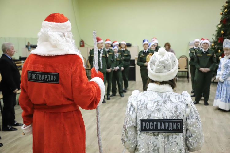 Сотрудники Управления Росгвардии по Рязанской области поздравили учащихся подшефных классов с Новым годом