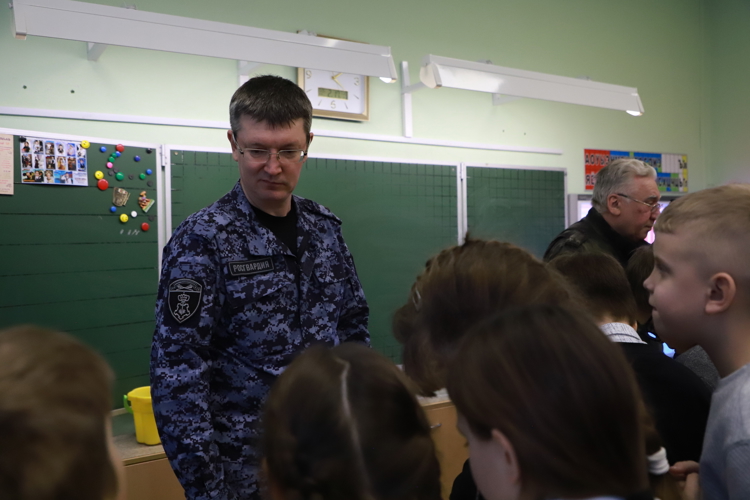 В преддверии Дня защитника Отечества сотрудники и ветераны Росгвардии провели «Урок мужества» для рязанских школьников 