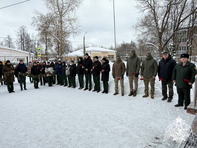 В Рязани воспитанники подшефных Росгвардии классов школы №38 возложили цветы к мемориальной доске офицера СОБР Виктора Лунина