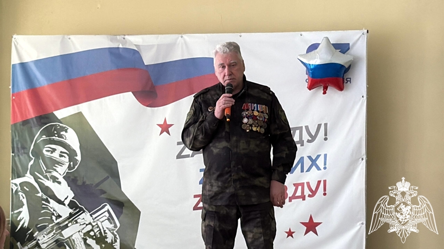 В Рязани воспитанники подшефных Росгвардии классов школы №38 возложили цветы к мемориальной доске офицера СОБР Виктора Лунина