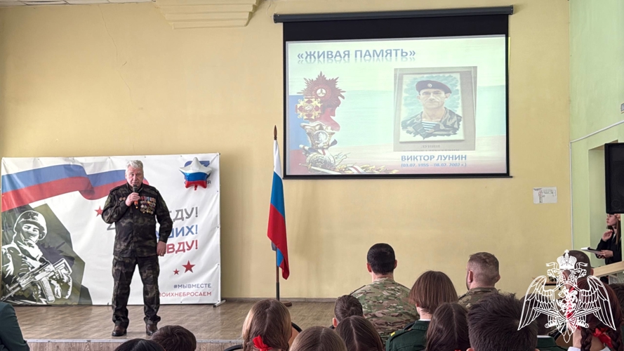 В Рязани воспитанники подшефных Росгвардии классов школы №38 возложили цветы к мемориальной доске офицера СОБР Виктора Лунина