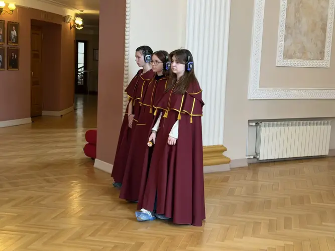 Росгвардейцы выступили организаторами театрального похода для школьников