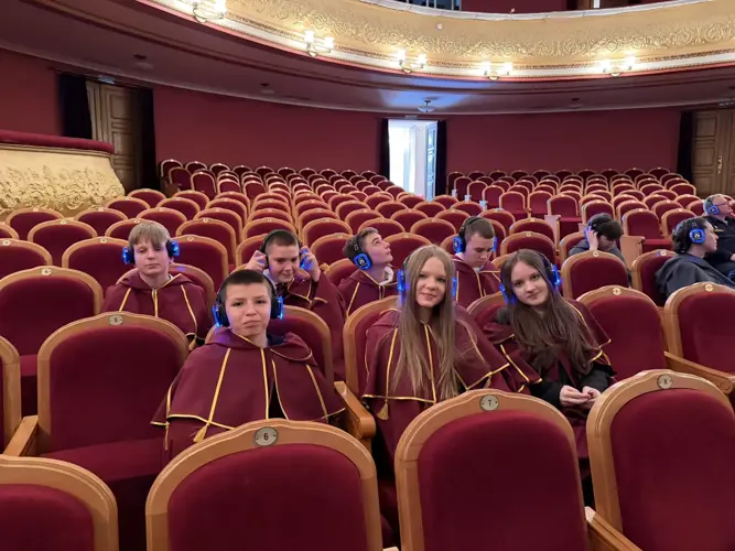 Росгвардейцы выступили организаторами театрального похода для школьников