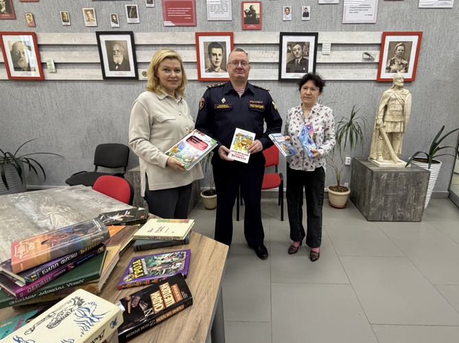 В Рязани Росгвардейцы передали книги в фонд городской библиотеки