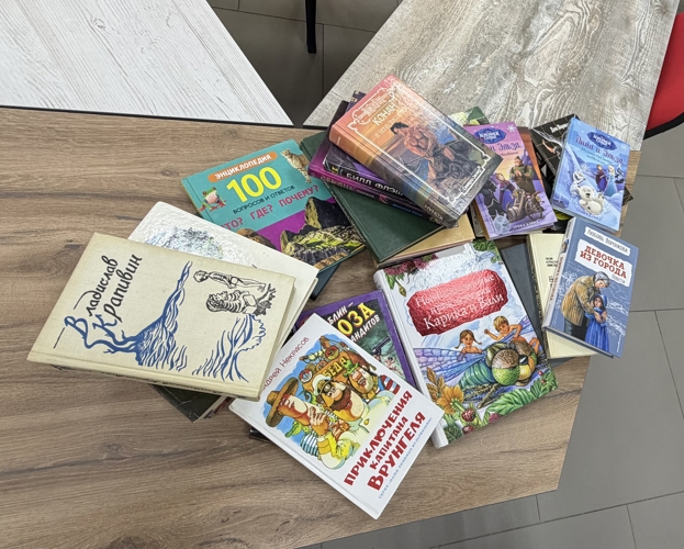 В Рязани Росгвардейцы передали книги в фонд городской библиотеки