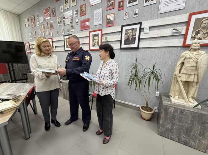 В Рязани Росгвардейцы передали книги в фонд городской библиотеки