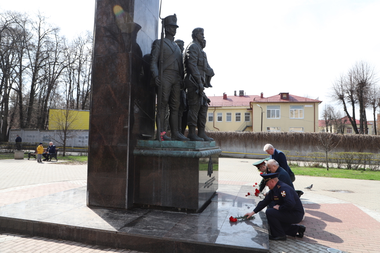 В День ветеранов рязанские росгвардейцы и кадеты возложили цветы к мемориалу павшим сослуживцам