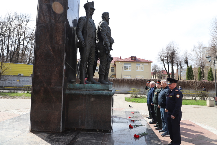 В День ветеранов рязанские росгвардейцы и кадеты возложили цветы к мемориалу павшим сослуживцам