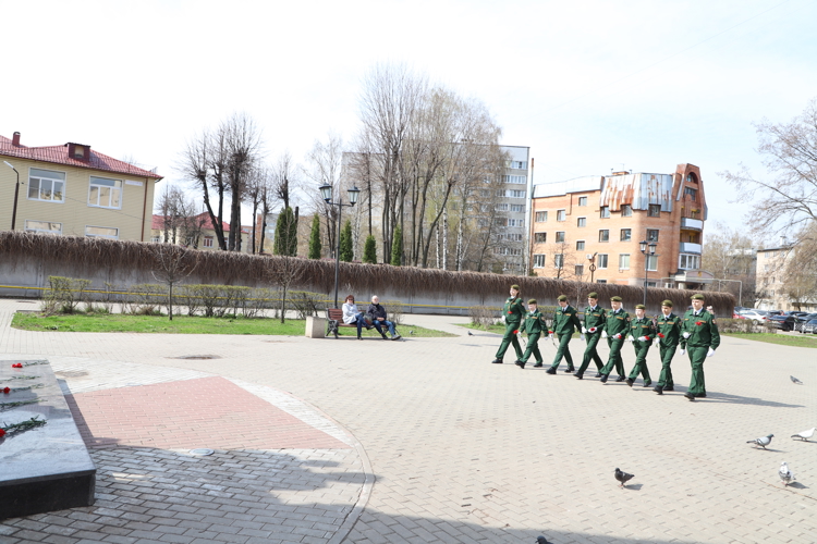 В День ветеранов рязанские росгвардейцы и кадеты возложили цветы к мемориалу павшим сослуживцам