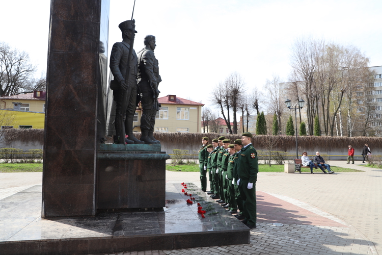 В День ветеранов рязанские росгвардейцы и кадеты возложили цветы к мемориалу павшим сослуживцам