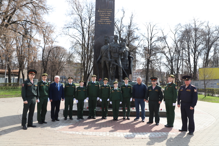 В День ветеранов рязанские росгвардейцы и кадеты возложили цветы к мемориалу павшим сослуживцам