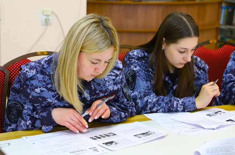 В Рязани росгвардейцы и воспитанники подшефных классов написали «Диктант Победы»