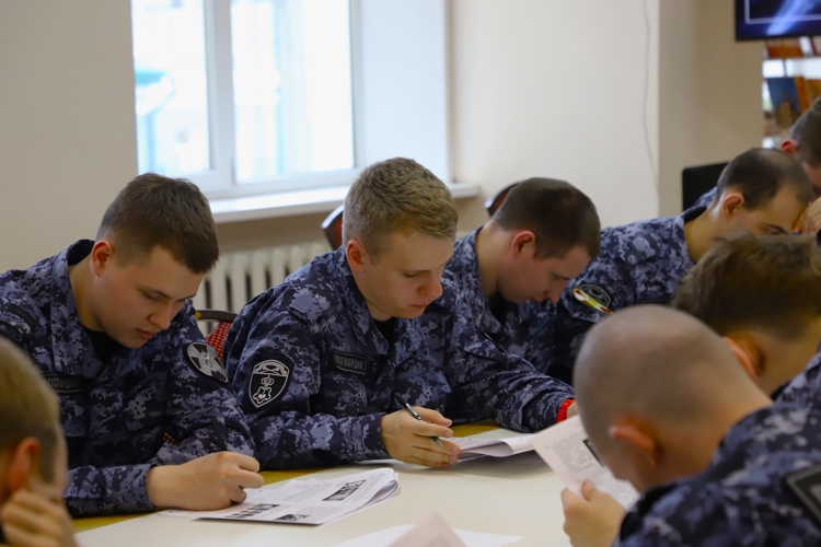 В Рязани росгвардейцы и воспитанники подшефных классов написали «Диктант Победы»