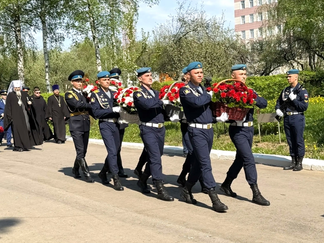 Руководство Управления Росгвардии приняло участие в церемонии возложения цветов к памятникам Рязани 