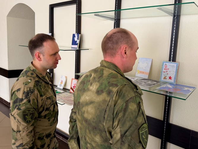 В управлении Росгвардии по Рязанской области прошла выставка детских рисунков и открыток к 81-й годовщине Победы