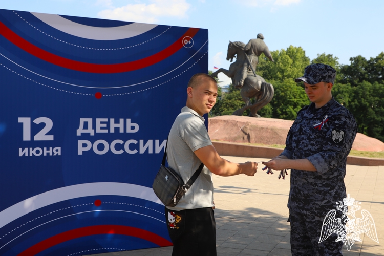 В преддверии Дня России сотрудники Росгвардии вручили рязанцам ленты с символикой триколора