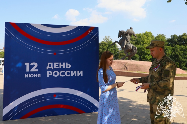 В преддверии Дня России сотрудники Росгвардии вручили рязанцам ленты с символикой триколора