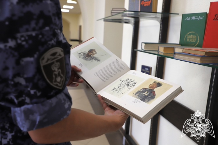 Росгвардейцы Рязани обновили патриотическую книжную полку
