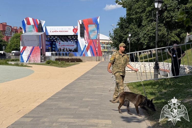 Кинологи ОМОН «Вятич» обеспечили безопасность празднования Дня России в Рязани
