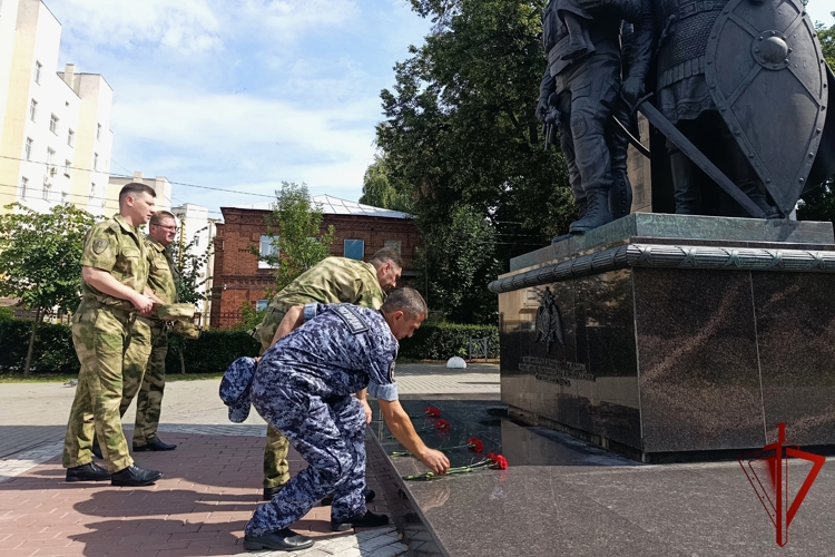 В День воинской славы России росгвардейцы в Рязани возложили цветы к памятнику сотрудникам и военнослужащим ведомства, погибшим при исполнении служебного долга