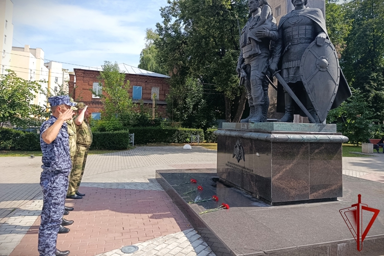 В День воинской славы России росгвардейцы в Рязани возложили цветы к памятнику сотрудникам и военнослужащим ведомства, погибшим при исполнении служебного долга