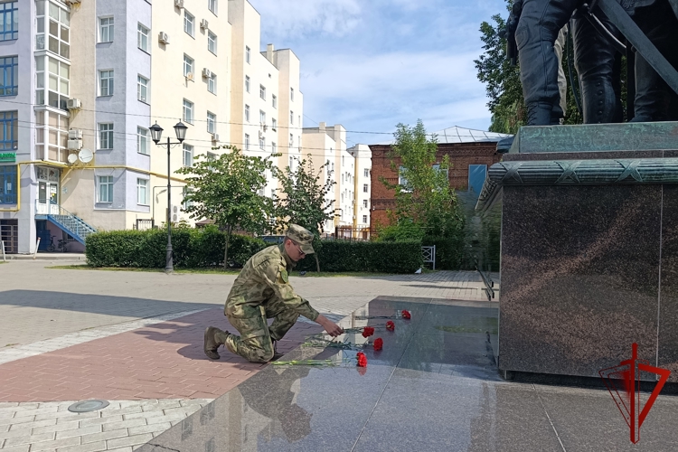 В День воинской славы России росгвардейцы в Рязани возложили цветы к памятнику сотрудникам и военнослужащим ведомства, погибшим при исполнении служебного долга