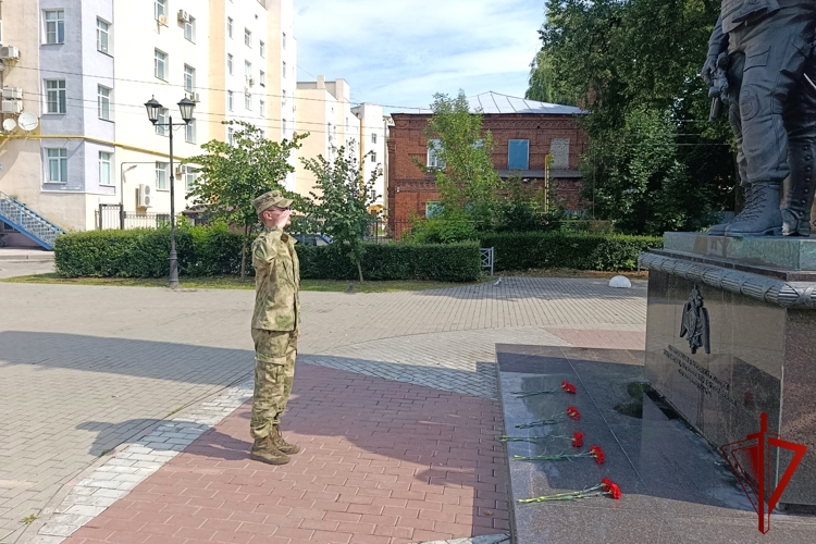 В День воинской славы России росгвардейцы в Рязани возложили цветы к памятнику сотрудникам и военнослужащим ведомства, погибшим при исполнении служебного долга