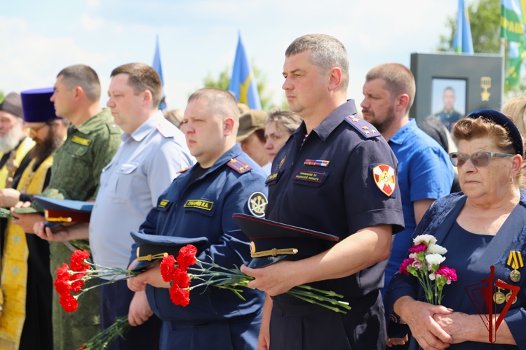 Руководство Управления Росгвардии возложило цветы к рязанскому памятнику «Знамя и честь» на Богородском кладбище 