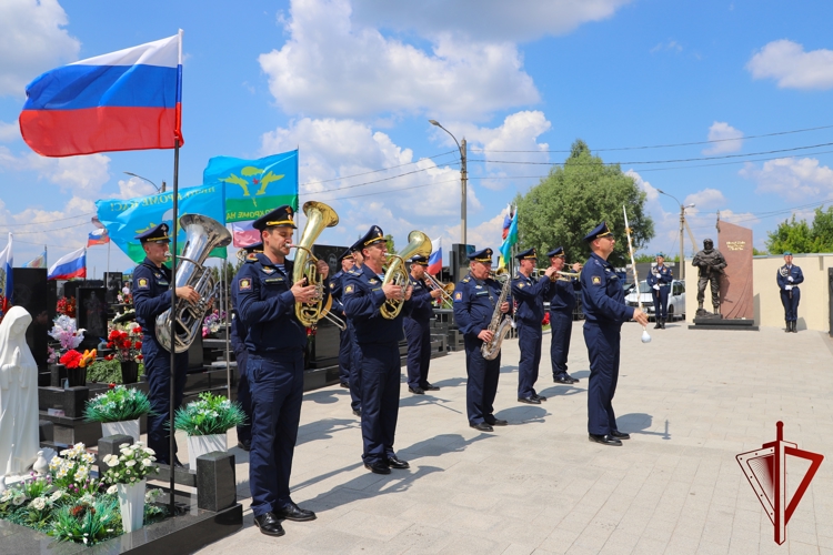 Руководство Управления Росгвардии возложило цветы к рязанскому памятнику «Знамя и честь» на Богородском кладбище 