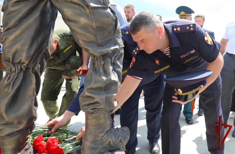 Руководство Управления Росгвардии возложило цветы к рязанскому памятнику «Знамя и честь» на Богородском кладбище 