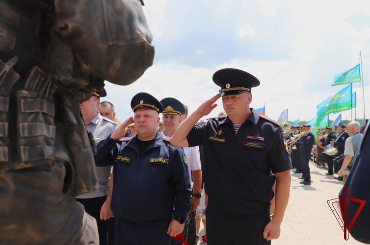 Руководство Управления Росгвардии возложило цветы к рязанскому памятнику «Знамя и честь» на Богородском кладбище 