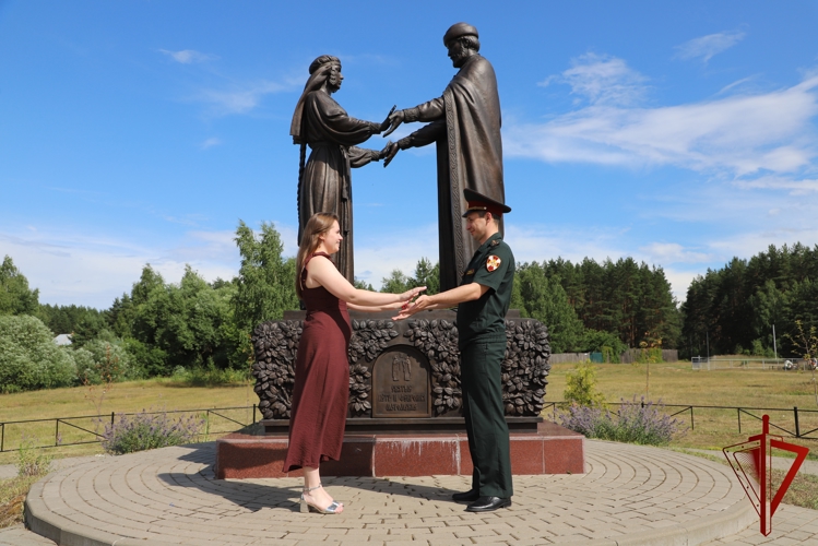  Рязанские росгвардейцы и их семьи возложили цветы к памятнику Петру и Февронии