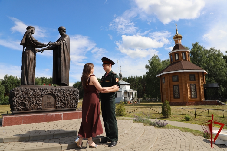 Рязанские росгвардейцы и их семьи возложили цветы к памятнику Петру и Февронии