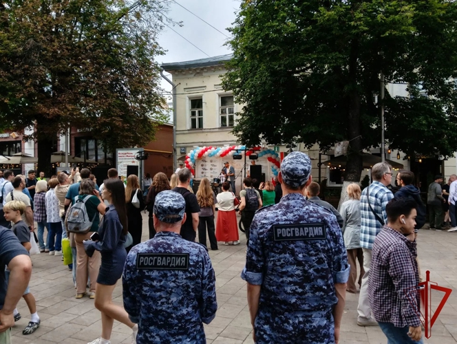 Росгвардейцы Рязани обеспечили безопасность граждан во время фестиваля на улице Почтовой