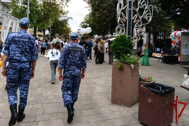 Росгвардейцы Рязани обеспечили безопасность граждан во время фестиваля на улице Почтовой