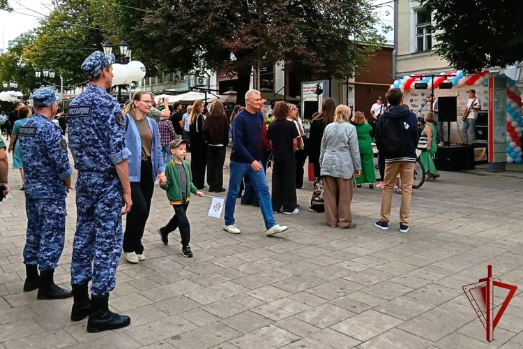 Росгвардейцы Рязани обеспечили безопасность граждан во время фестиваля на улице Почтовой