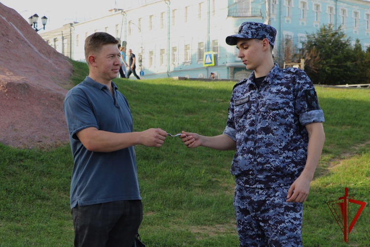 Сотрудники Росгвардии вручили рязанцам ленты с символикой триколора в преддверии Дня Государственного флага Российской Федерации 